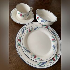 LENOX POPPIES ON BLUE CHINASTONE PLACE SETTING